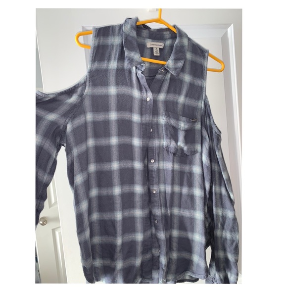 🌟CALVIN KLEIN Open shoulders flannel🌟 - Picture 2 of 3